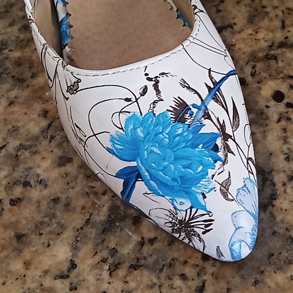 Lady's High Heels. Pointed Toe. Flower and Butterflies Pattern. Very Clean. - Picture 7 of 16